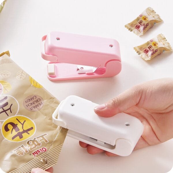 Portable Mini Sealer Home Heat Bag Plastic Food Snacks Bag Sealing Machine Food Packaging Kitchen Storage Bag Clips (Random Color)